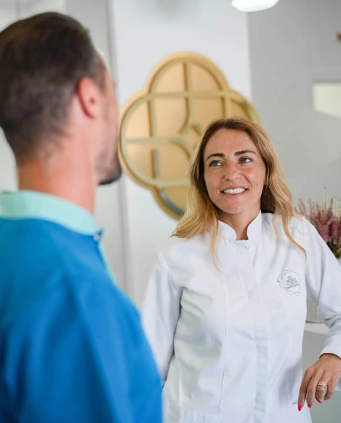 Paciente relaxado e tranquilo em consulta na Clínica Dr. Pedro Coelho
