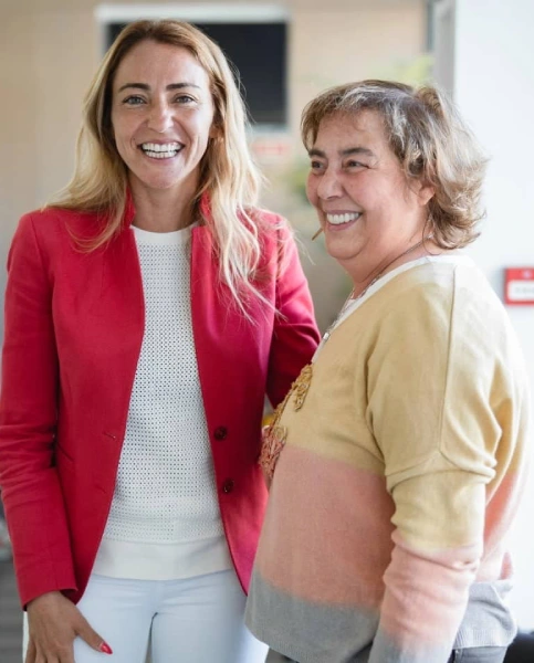 Paciente satisfeita após consulta dentária na Clínica Dr Pedro Coelho